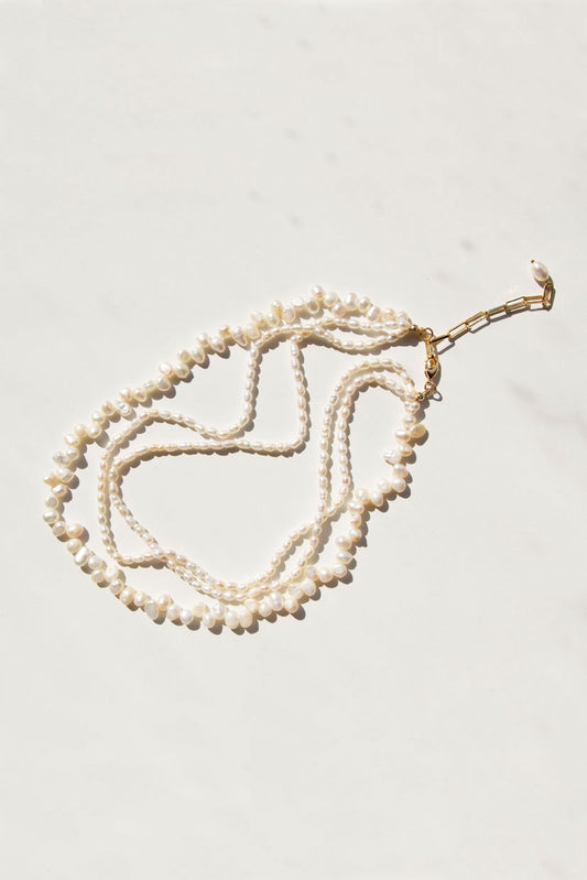 Triple Moonlight 18K guldpläterat halsband med sötvattenspärlor