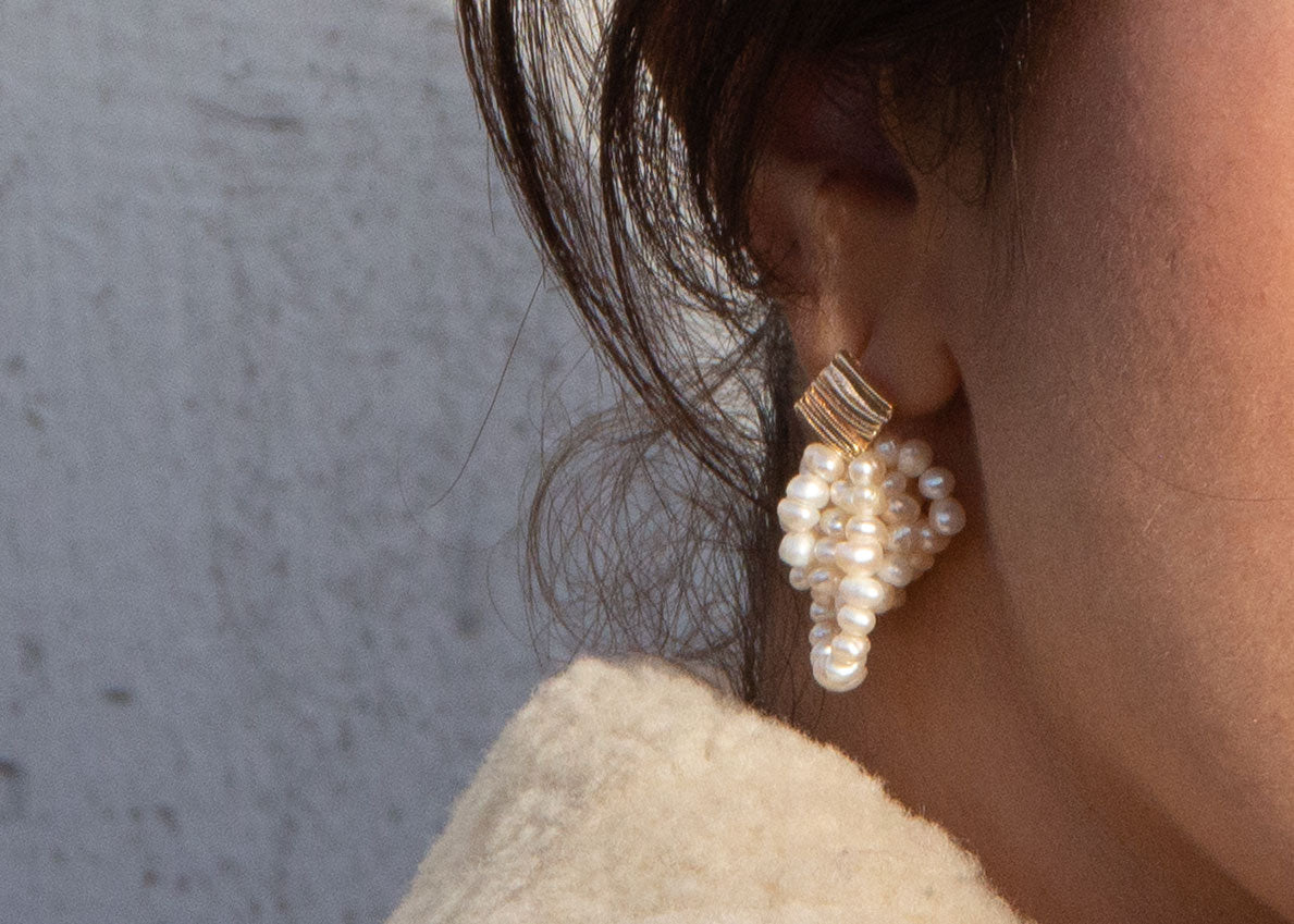 unbiased love guldpläterade örhängen