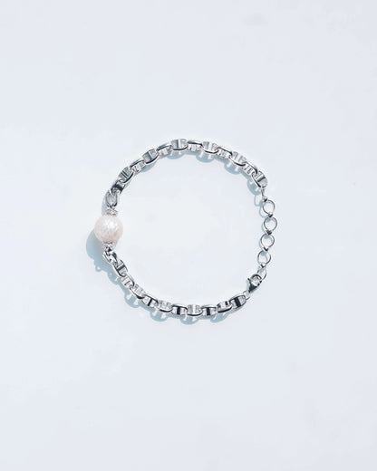 Silver bracelet with a pearl 