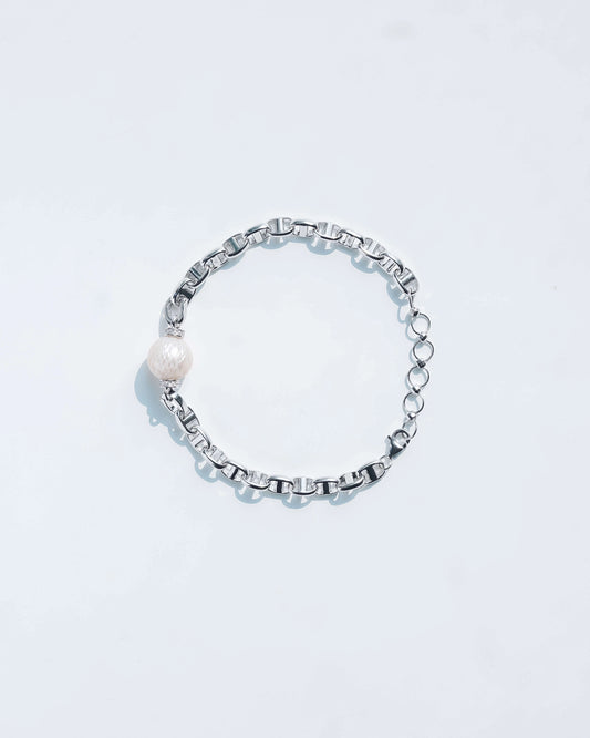 Silver bracelet with a pearl 