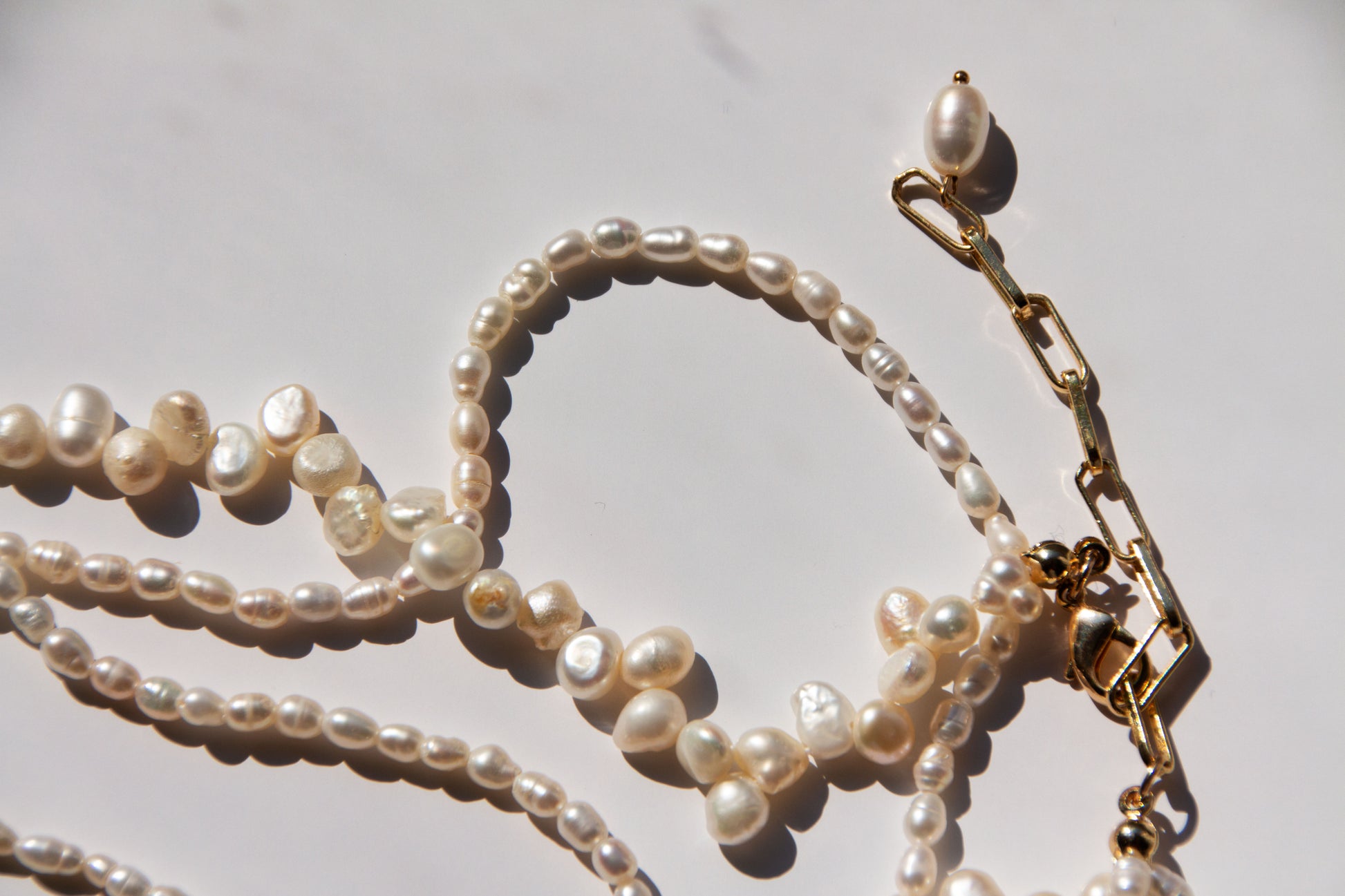 Triple Moonlight guldpläterat halsband med sötvattenspärlor